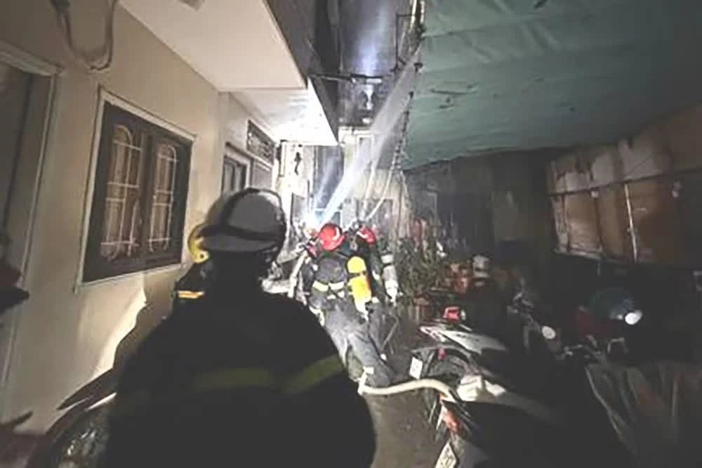 Lực lượng chữa cháy tiếp cận hiện trường.