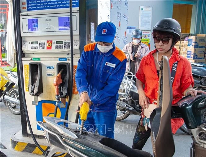Mua bán xăng, dầu tại cửa hàng Petrolimex.