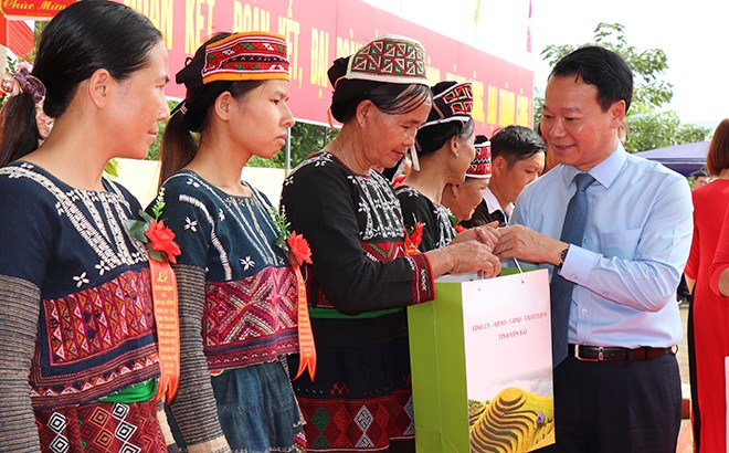 Bí thư Tỉnh ủy Đỗ Đức Duy dự Lễ công bố xã đạt chuẩn nông thôn mới và Ngày hội Đại đoàn kết toàn dân tộc năm 2022 tại xã Châu Quế Thượng, huyện Văn Yên ảnh 5 Bí thư Tỉnh ủy Đỗ Đức Duy dự Lễ công bố xã đạt chuẩn nông thôn mới và Ngày hội Đại đoàn kết toàn dân tộc năm 2022 tại xã Châu Quế Thượng, huyện Văn Yên ảnh 5
