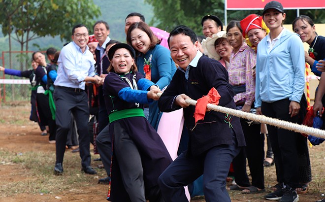 Bí thư Tỉnh ủy Đỗ Đức Duy dự Lễ công bố xã đạt chuẩn nông thôn mới và Ngày hội Đại đoàn kết toàn dân tộc năm 2022 tại xã Châu Quế Thượng, huyện Văn Yên ảnh 9 Bí thư Tỉnh ủy Đỗ Đức Duy dự Lễ công bố xã đạt chuẩn nông thôn mới và Ngày hội Đại đoàn kết toàn dân tộc năm 2022 tại xã Châu Quế Thượng, huyện Văn Yên ảnh 9