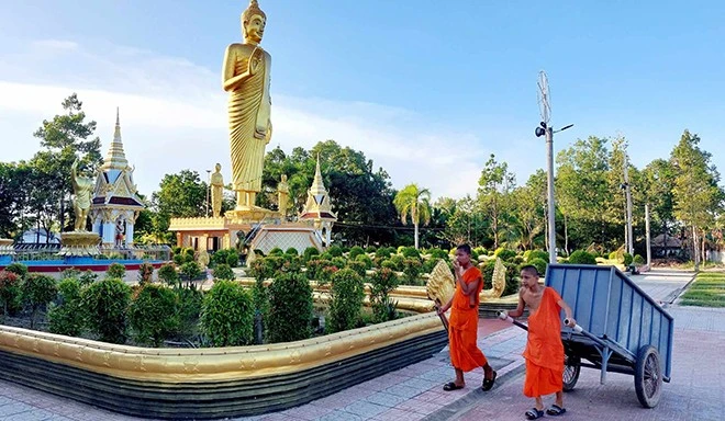 Thăm ngôi chùa lộng lẫy sắc vàng ở Sóc Trăng ảnh 2