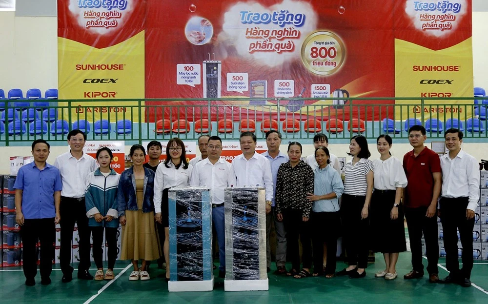 Siêu thị MediaMart hỗ trợ 30 máy lọc nước cho người dân vùng lũ Trấn Yên ảnh 1