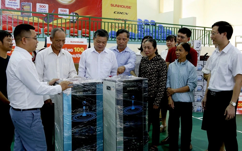 Siêu thị MediaMart hỗ trợ 30 máy lọc nước cho người dân vùng lũ Trấn Yên ảnh 3