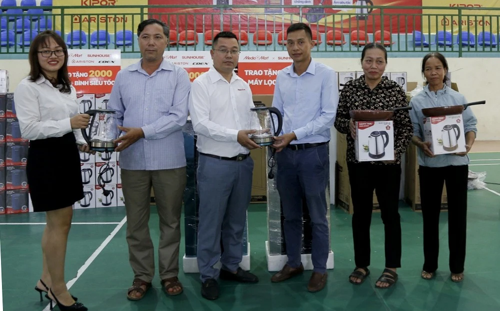 Siêu thị MediaMart hỗ trợ 30 máy lọc nước cho người dân vùng lũ Trấn Yên ảnh 2