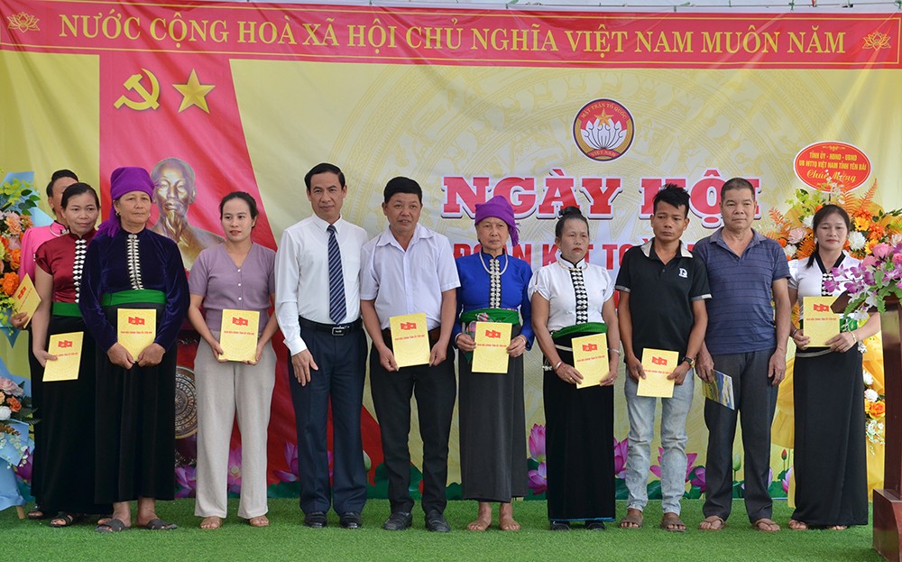 Trưởng Ban Nội chính Tỉnh ủy Lương Văn Thức dự Ngày hội Đại đoàn kết toàn dân tộc tại thị xã Nghĩa Lộ ảnh 1 Trưởng Ban Nội chính Tỉnh ủy Lương Văn Thức dự Ngày hội Đại đoàn kết toàn dân tộc tại thị xã Nghĩa Lộ ảnh 1