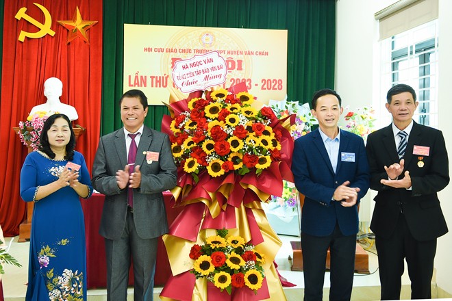 Hội Cựu giáo chức Trường THPT Văn Chấn có 42 hội viên ảnh 2 Hội Cựu giáo chức Trường THPT Văn Chấn có 42 hội viên ảnh 2
