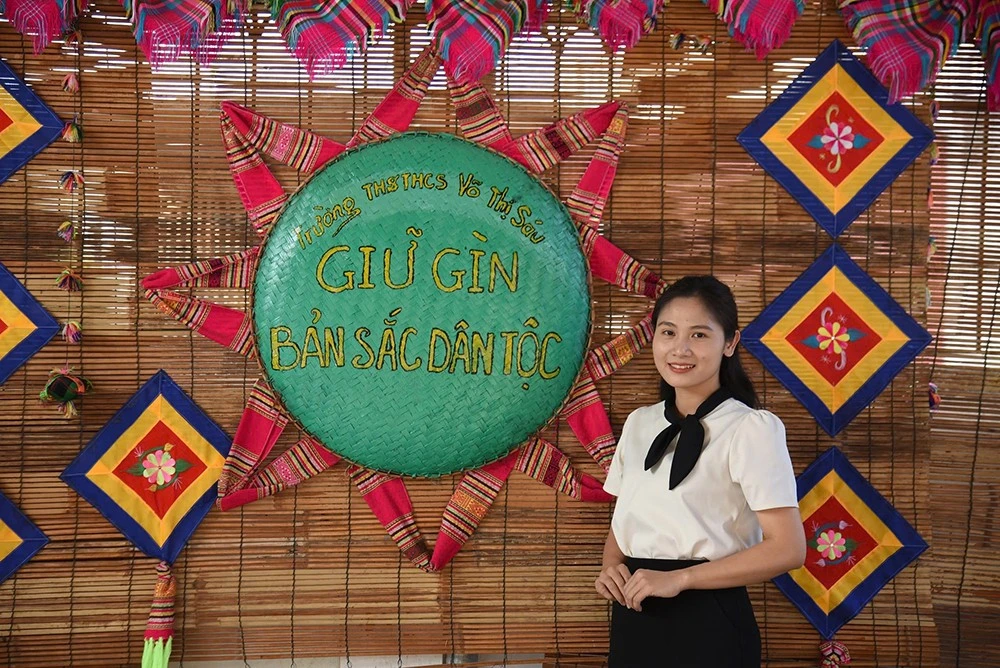 Cô giáo "vén mây" giúp trẻ vùng cao làm bạn với tiếng Anh ảnh 2