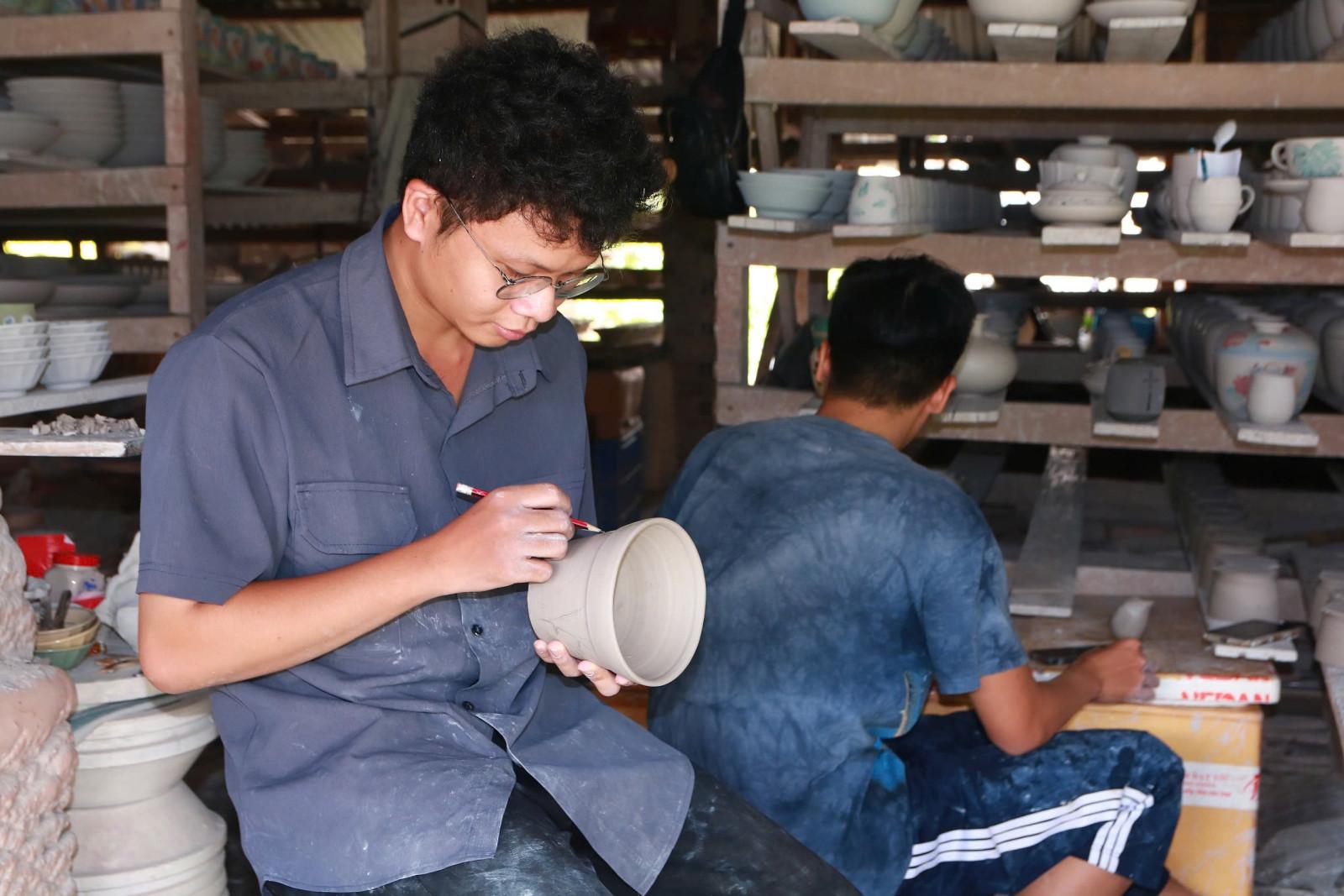 Các nhân công trẻ trong lò gốm của anh Huỳnh. Ảnh: Thượng Hải Các nhân công trẻ trong lò gốm của anh Huỳnh. Ảnh: Thượng Hải