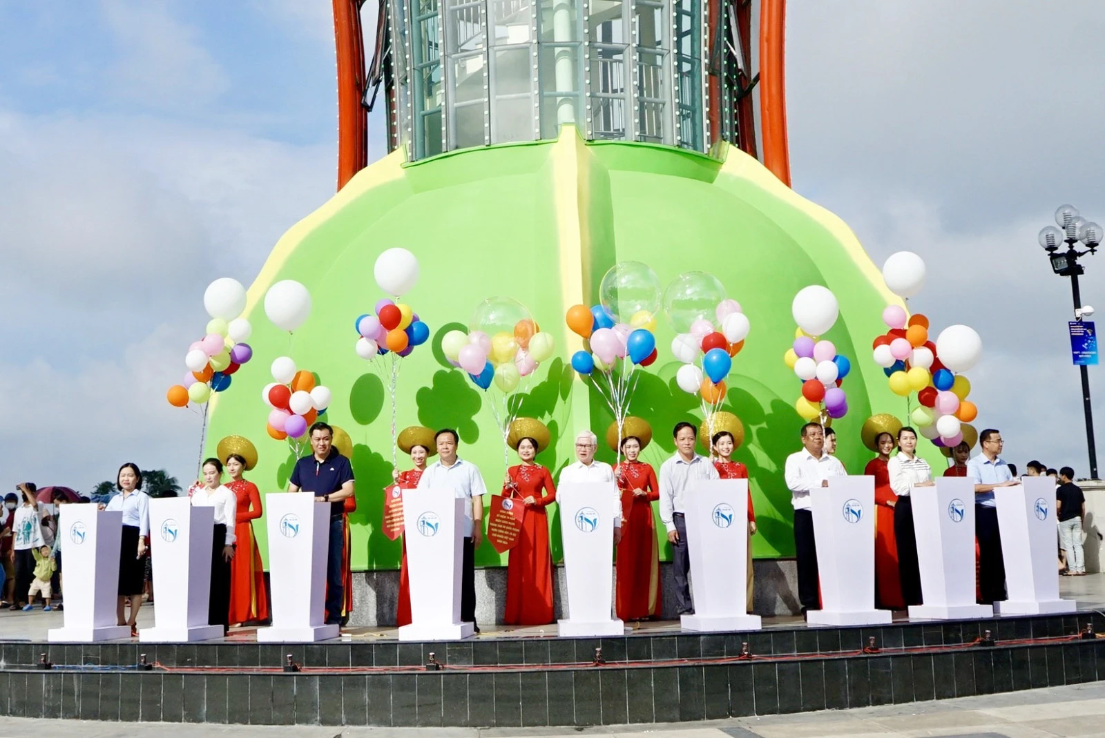 Các đại biểu tham gia nghi thức khánh thành công trình cánh hoa dầu.