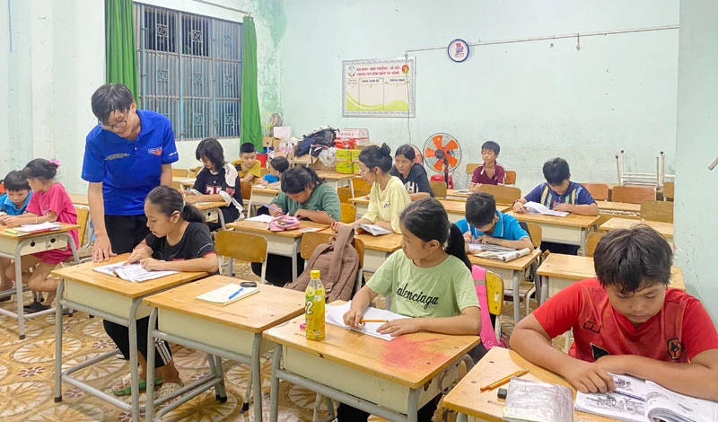 Lớp học tình thương phường Lái Thiêu (TP.Thuận An) được “khai giảng” sớm để thuận tiện cho các em học sinh sắp xếp thời gian đi học