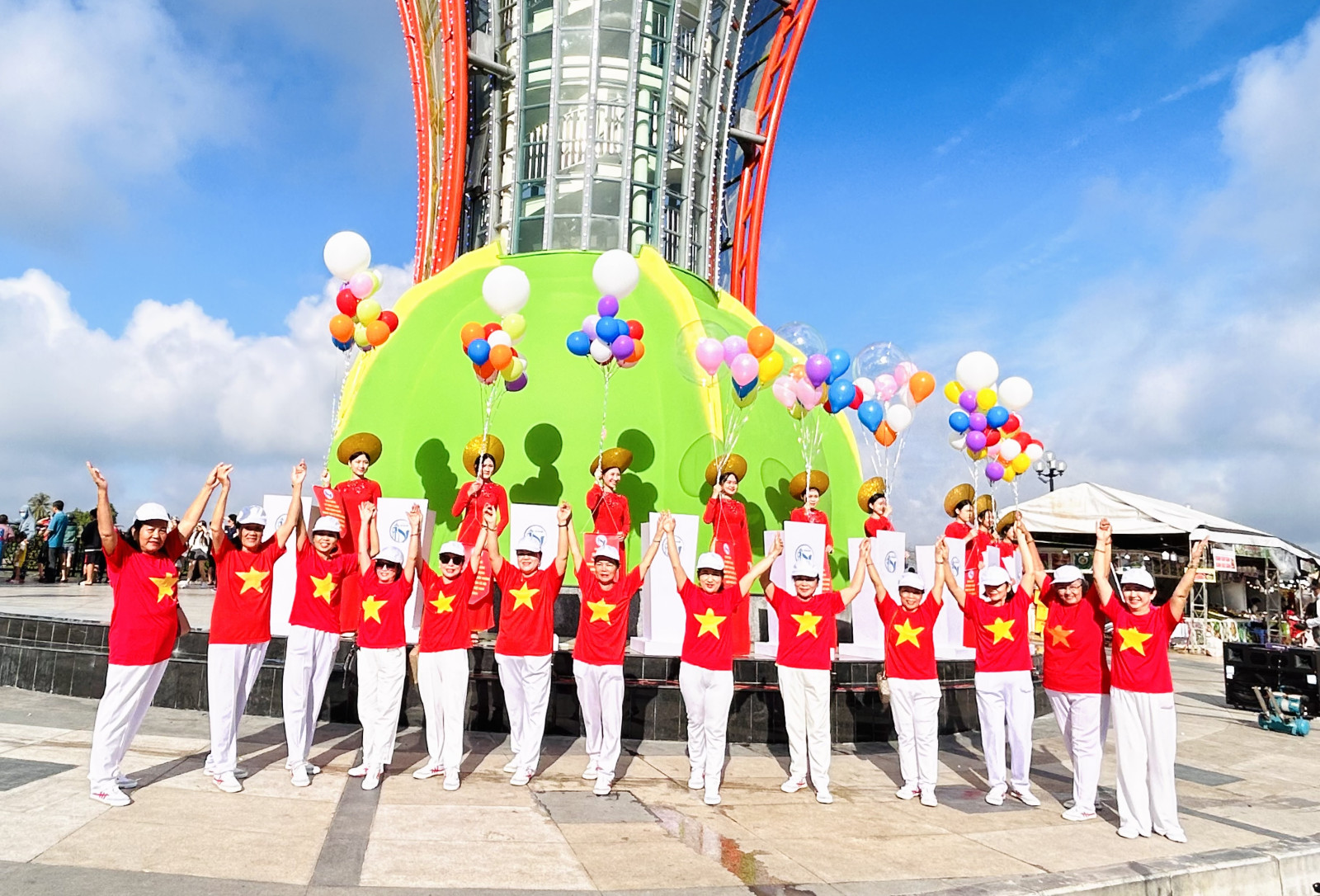 Người dân hào hứng đến tham quan, chụp hình với biểu tượng “Cánh hoa dầu” Người dân hào hứng đến tham quan, chụp hình với biểu tượng “Cánh hoa dầu”