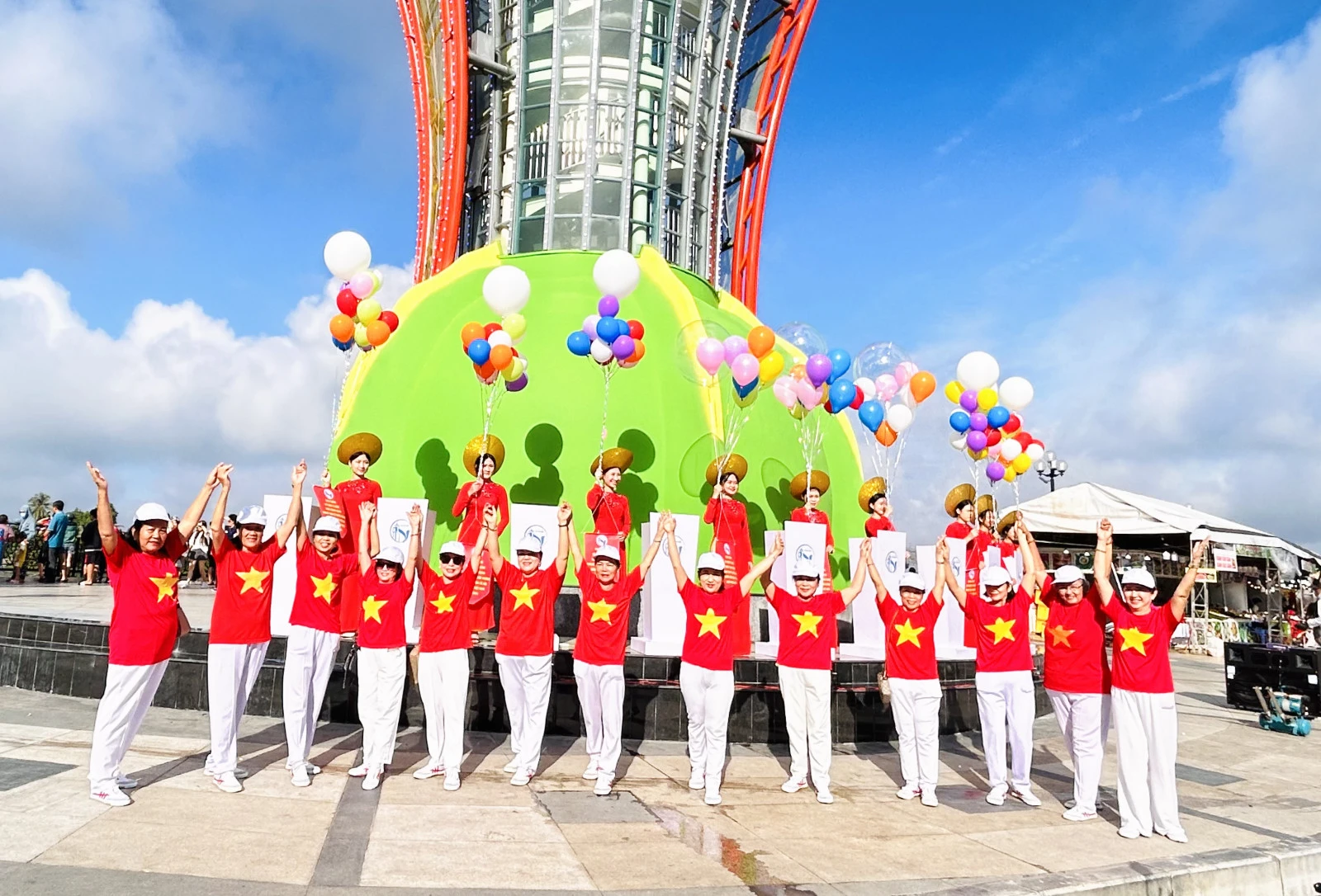 Người dân hào hứng đến tham quan, chụp hình với biểu tượng “Cánh hoa dầu”