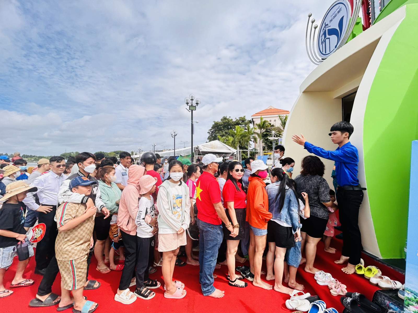 Người dân và du khách xếp hàng chờ lên tháp tham quan công trình Người dân và du khách xếp hàng chờ lên tháp tham quan công trình