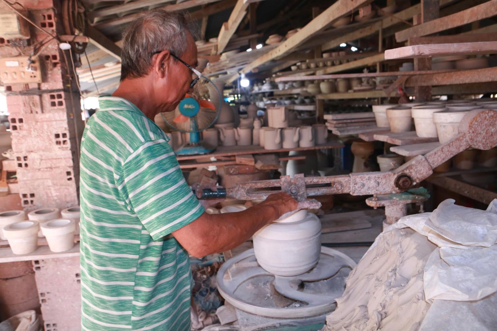 Điều anh Huỳnh luôn mong mỏi là sự công nhận với những thợ thủ công gốm Lái Thiêu lâu năm. Ảnh: Thượng Hải Điều anh Huỳnh luôn mong mỏi là sự công nhận với những thợ thủ công gốm Lái Thiêu lâu năm. Ảnh: Thượng Hải