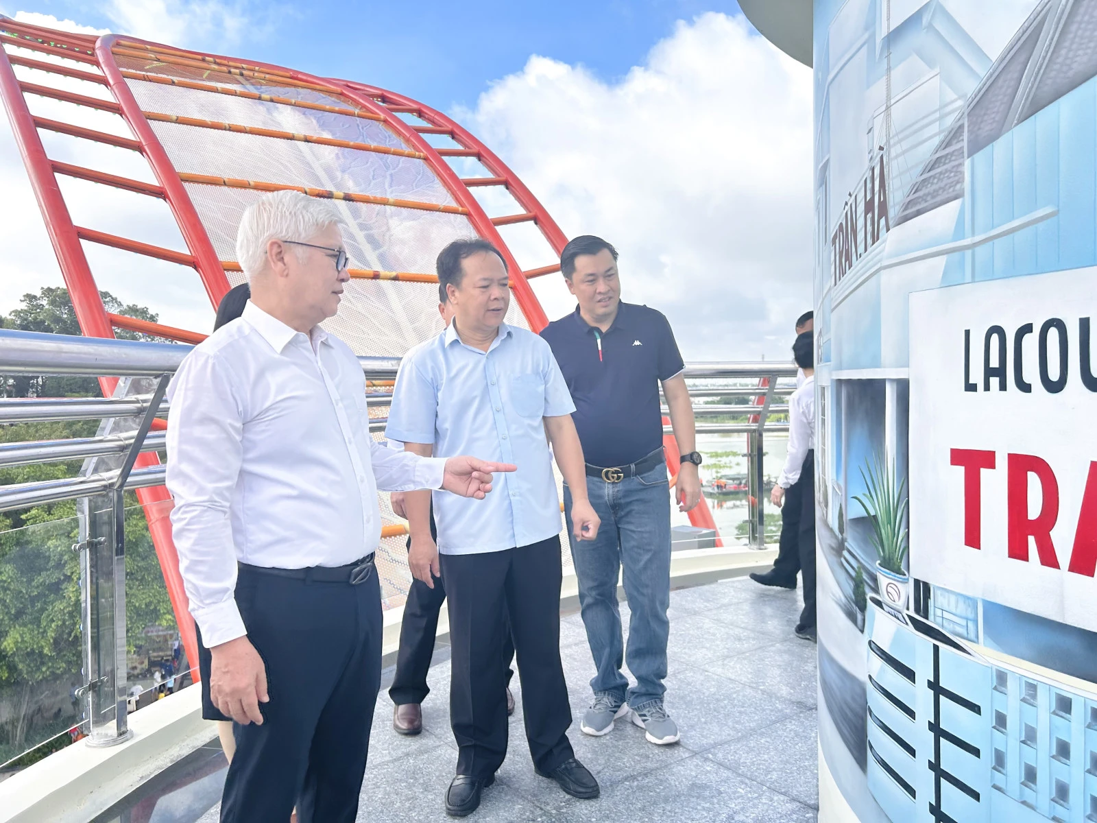 Các đại biểu vào tham quan tháp “Cánh hoa dầu”
