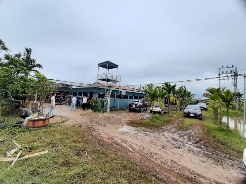 Đột kích trang trại, phát hiện hơn 40 đối tượng tụ tập đá gà ăn tiền -0