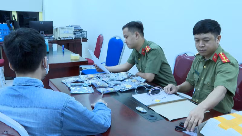 Hải Phòng bắt vụ mua bán thiết bị siêu nhỏ để gian lận trước ngày thi tốt nghiệp ảnh 1 Phát hiện vụ mua bán thiết bị công nghệ cao để gian lận thi cử tại Hải Phòng -0