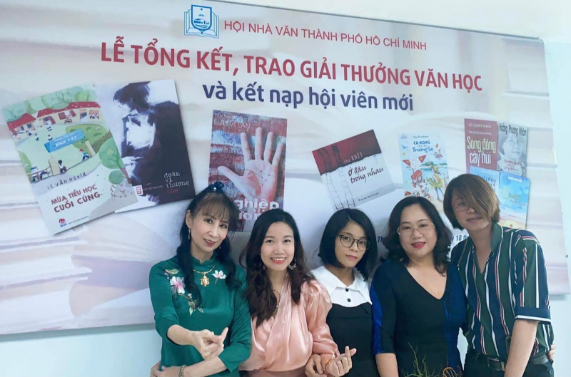 tác giả và các nhà văn trẻ mới được kết nạp vào hội nhà văn tp hồ chí minh năm 2021.jpg -0
