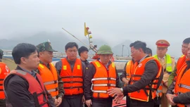 Chủ tịch UBND tỉnh Nguyễn Tuấn Anh chỉ đạo công tác tìm kiếm, cứu nạn vụ tai nạn giao thông đường thuỷ tại hồ Thác Bà