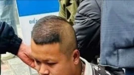 Lực lượng chức năng khống chế, bắt giữ nghi phạm cướp ngân hàng.