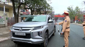Cảnh sát giao thông Lào Cai sử dụng flycam để hỗ trợ phát hiện vi phạm về nồng độ cồn