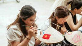 Sống chậm giữa phố biển