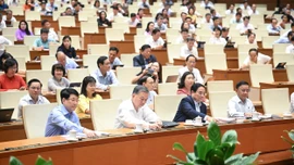 Các đại biểu bấm nút thông qua Nghị quyết của Quốc hội sửa đổi, bổ sung một số điều của Hiến pháp năm 2013 bằng hình thức biểu quyết điện tử.