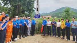 Khánh thành công trình thanh niên “Thắp sáng đường quê” tại xã Việt Tiến