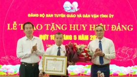  Đảng bộ Ban Tuyên giáo và Dân vận Tỉnh ủy: Trao tặng Huy hiệu 40 năm tuổi Đảng cho đảng viên