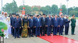 Kỷ niệm 135 năm Ngày sinh Chủ tịch Hồ Chí Minh: Lãnh đạo Đảng, Nhà nước vào Lăng viếng Bác