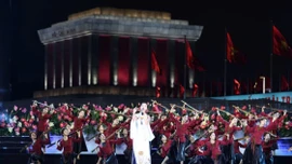 Xúc động chương trình nghệ thuật đặc biệt "Người là Hồ Chí Minh"