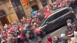 Người đàn ông lái xe ô tô đâm vào cổ động viên Liverpool tạo cảnh tượng kinh hoàng