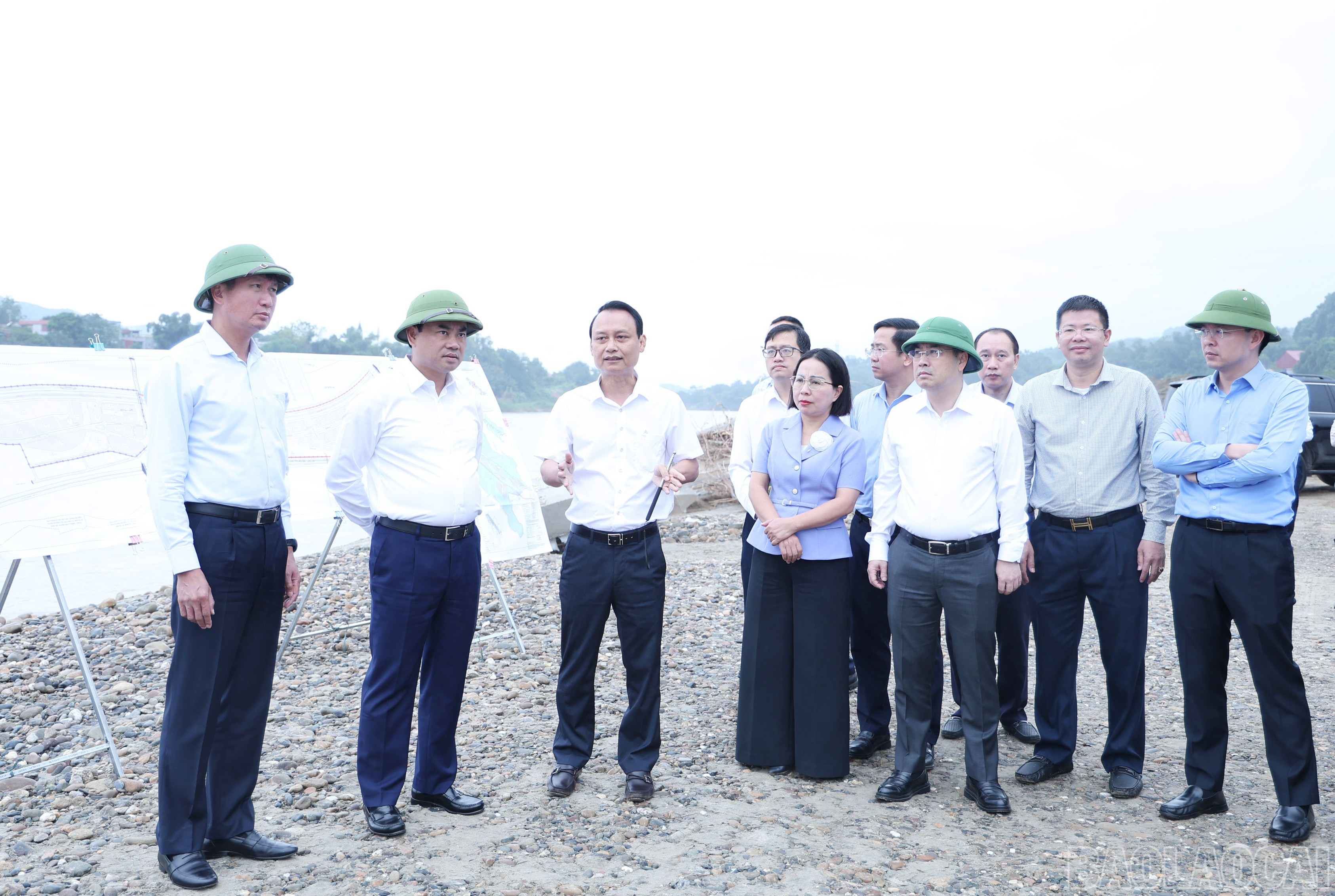 Đồng chí Bí thư Tỉnh ủy Trịnh Việt Hùng và đoàn công tác của tỉnh kiểm tra dự án Kè chống sạt lở bờ sông Hồng tại khu vực xã Bảo Thắng. baolaocai-br_img-9295.jpg