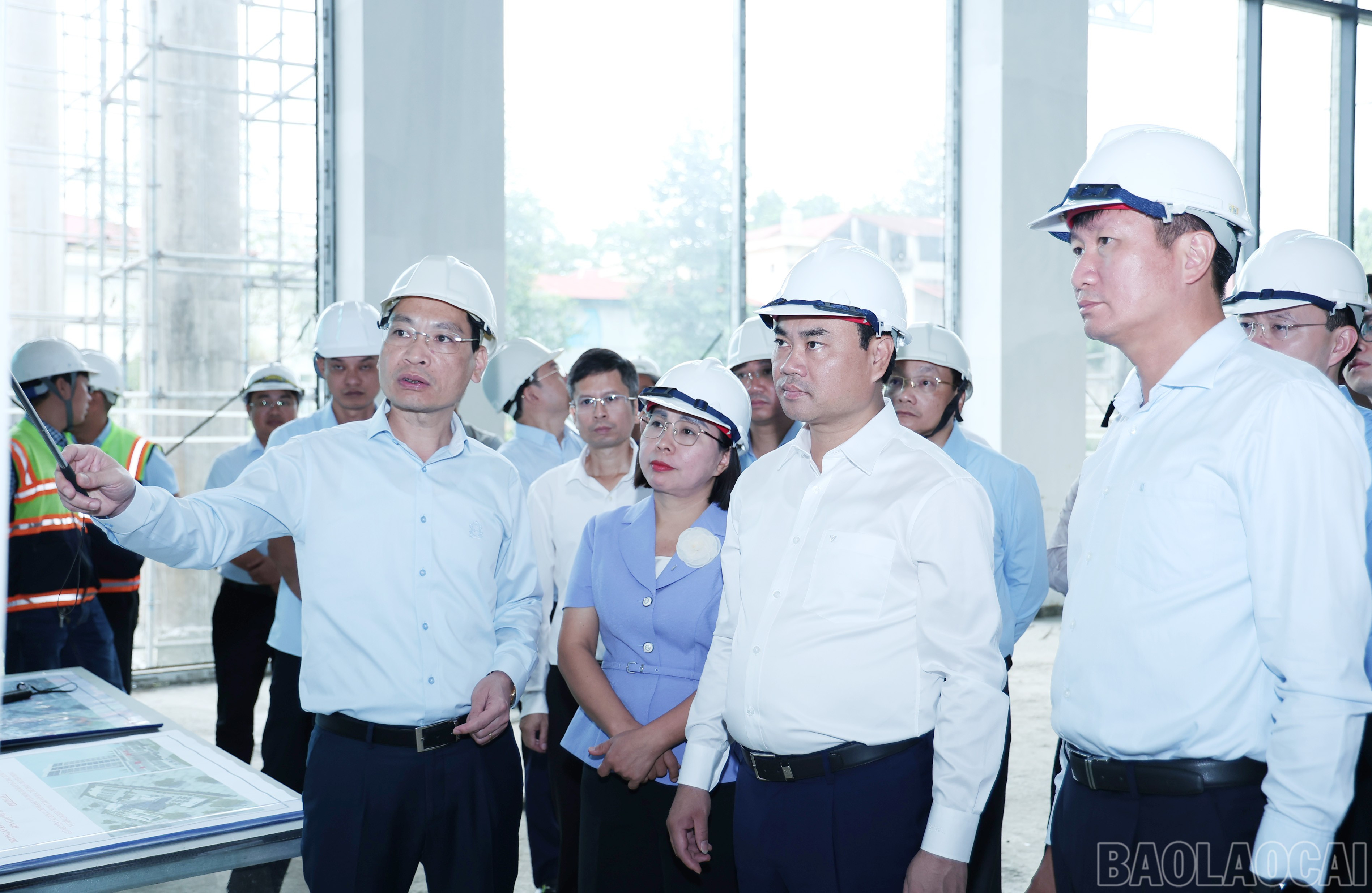 Đồng chí Bí thư Tỉnh ủy Trịnh Việt Hùng và đoàn công tác của tỉnh kiểm tra, nắm tình hình dự án Trụ sở hành chính xã Bảo Thắng. baolaocai-br_img-9491.jpg