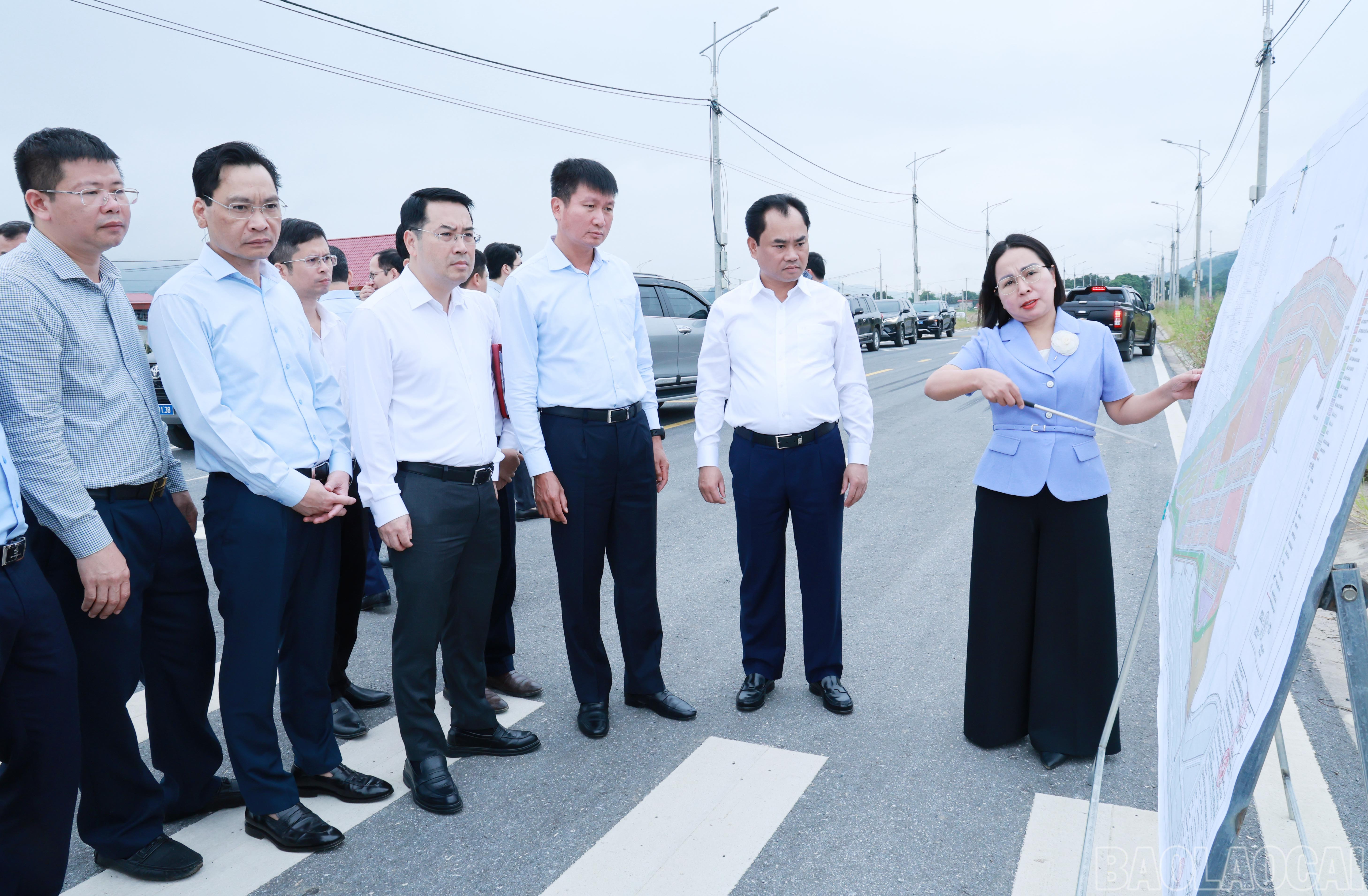 Đồng chí Bí thư Tỉnh ủy Trịnh Việt Hùng và đoàn công tác của tỉnh kiểm tra, nắm tình hình hạ tầng kỹ thuật Khu đô thị Phú Long. baolaocai-br_060a1499.jpg