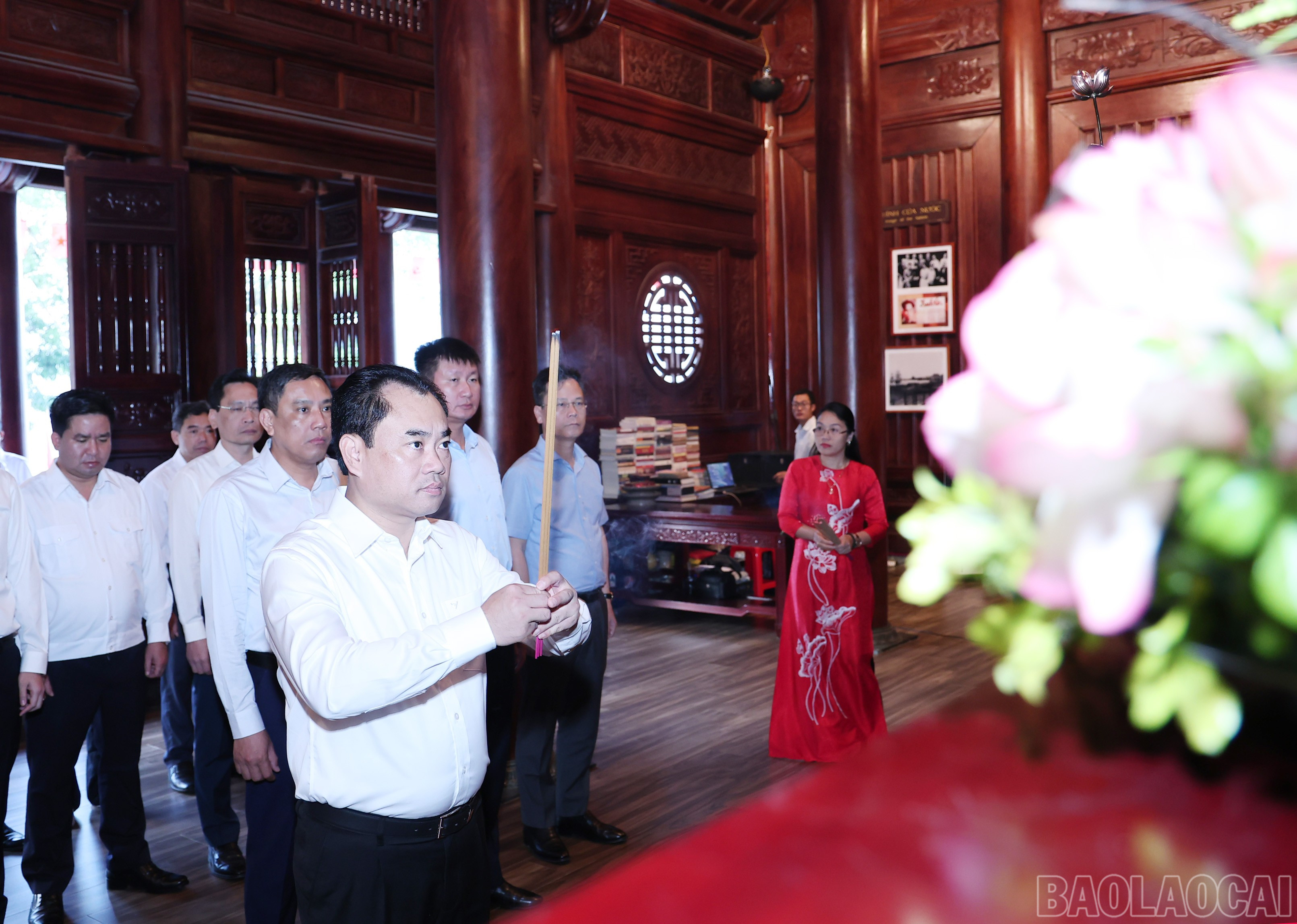 Đồng chí Bí thư Tỉnh ủy và Đoàn công tác dâng hương tưởng niệm Chủ tịch Hồ Chí Minh. baolaocai-br_img-7916.jpg