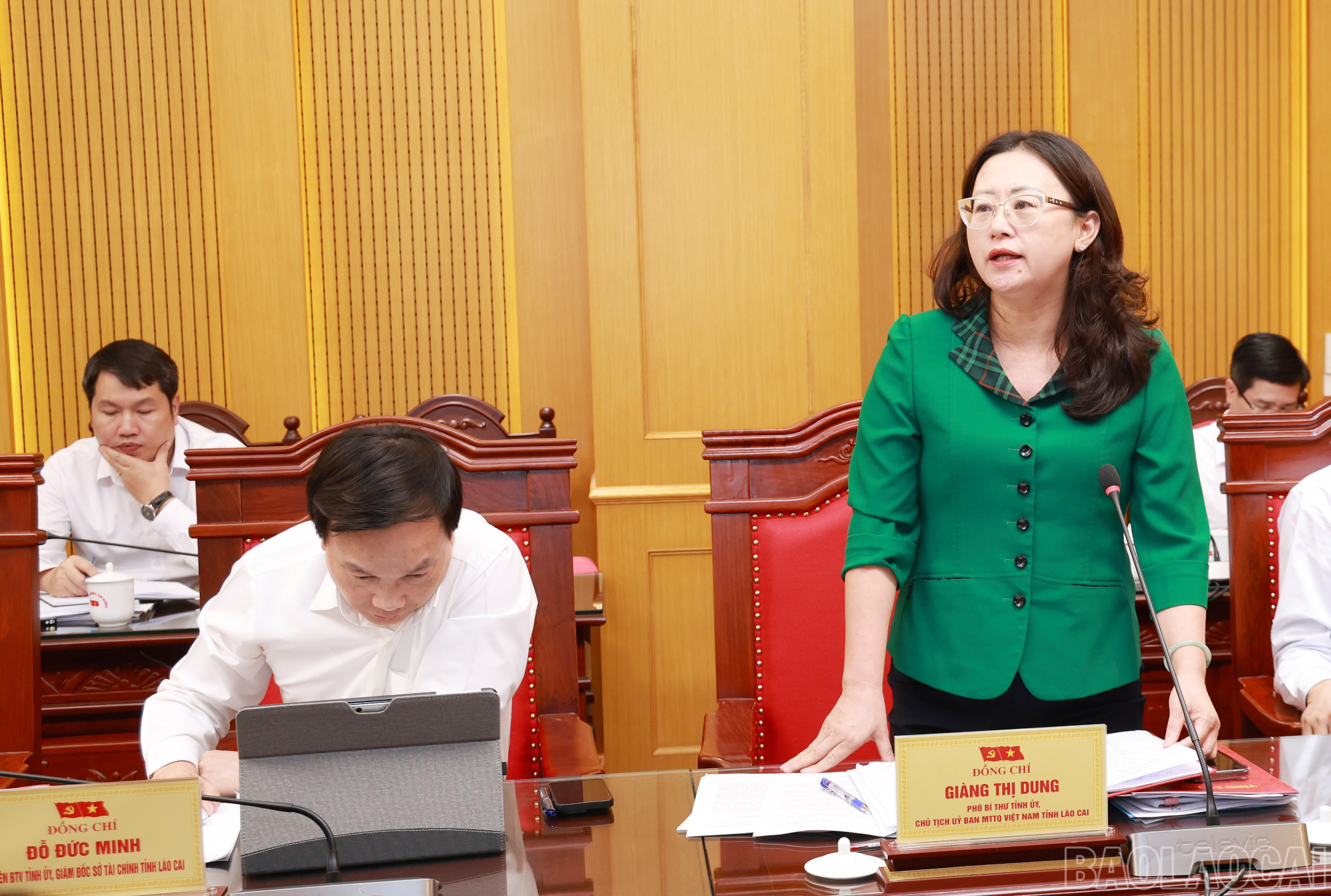 Đồng chí Giàng Thị Dung - Phó Bí thư Tỉnh ủy, Chủ tịch Ủy ban MTTQ Việt Nam tỉnh phát biểu tại buổi làm việc. baolaocai-br_060a0389.jpg