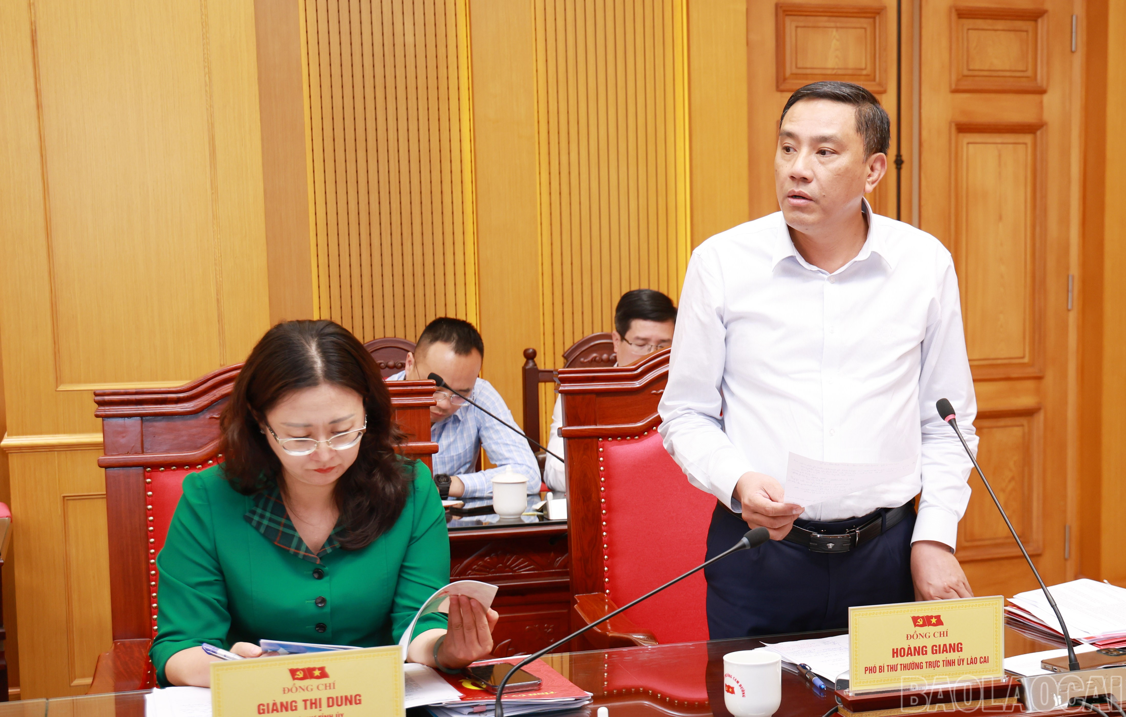Đồng chí Hoàng Giang - Phó Bí thư Thường trực Tỉnh ủy phát biểu tại buổi làm việc. baolaocai-br_060a0421.jpg