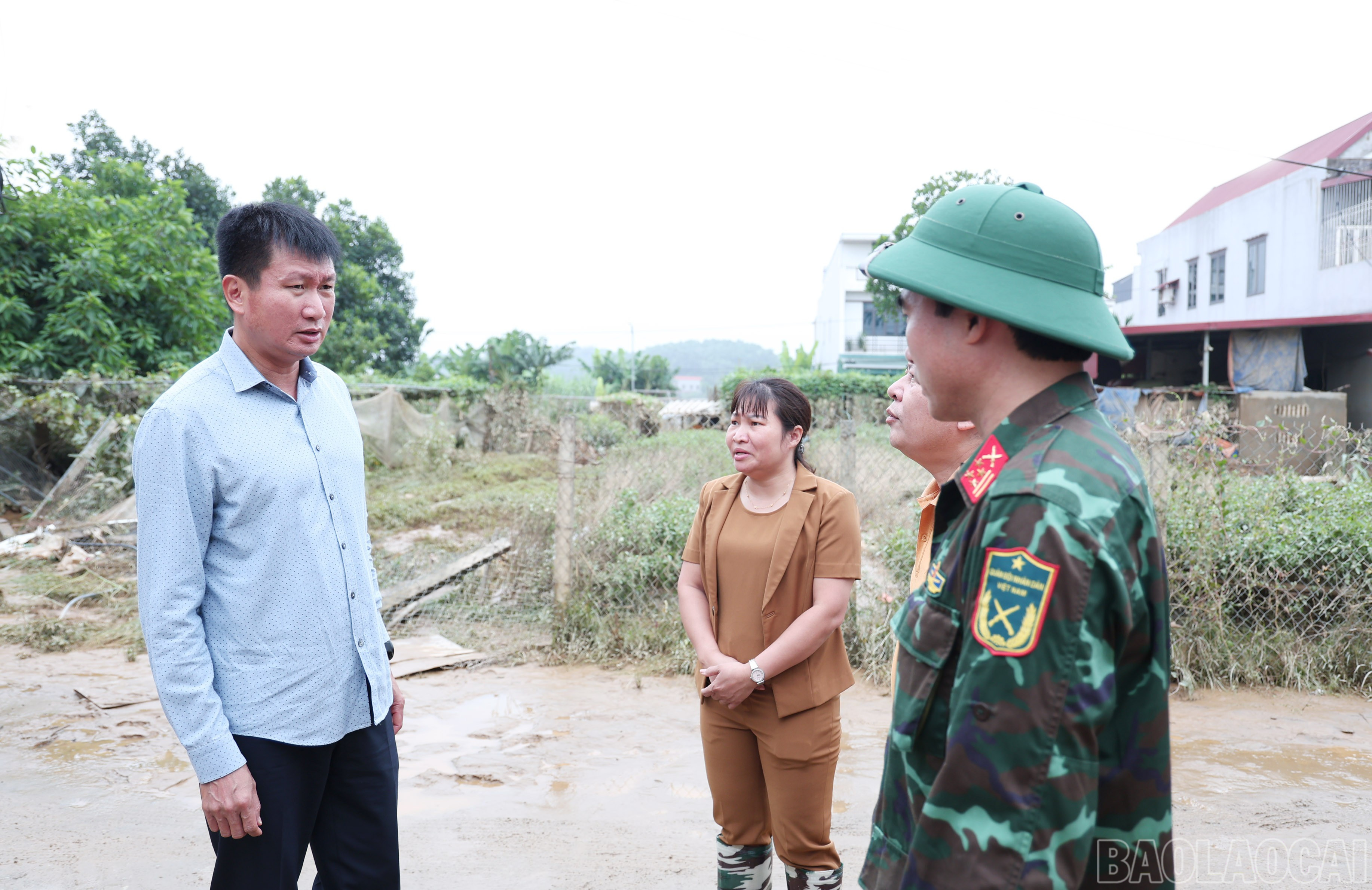 Lãnh đạo phường Nam Cường báo cáo với đồng chí Trần Huy Tuấn – Phó Bí thư Tỉnh ủy, Chủ tịch UBND tỉnh về tình hình thiệt hại và công tác khắc phục hậu quả trên địa bàn. baolaocai-br_img-4006.jpg