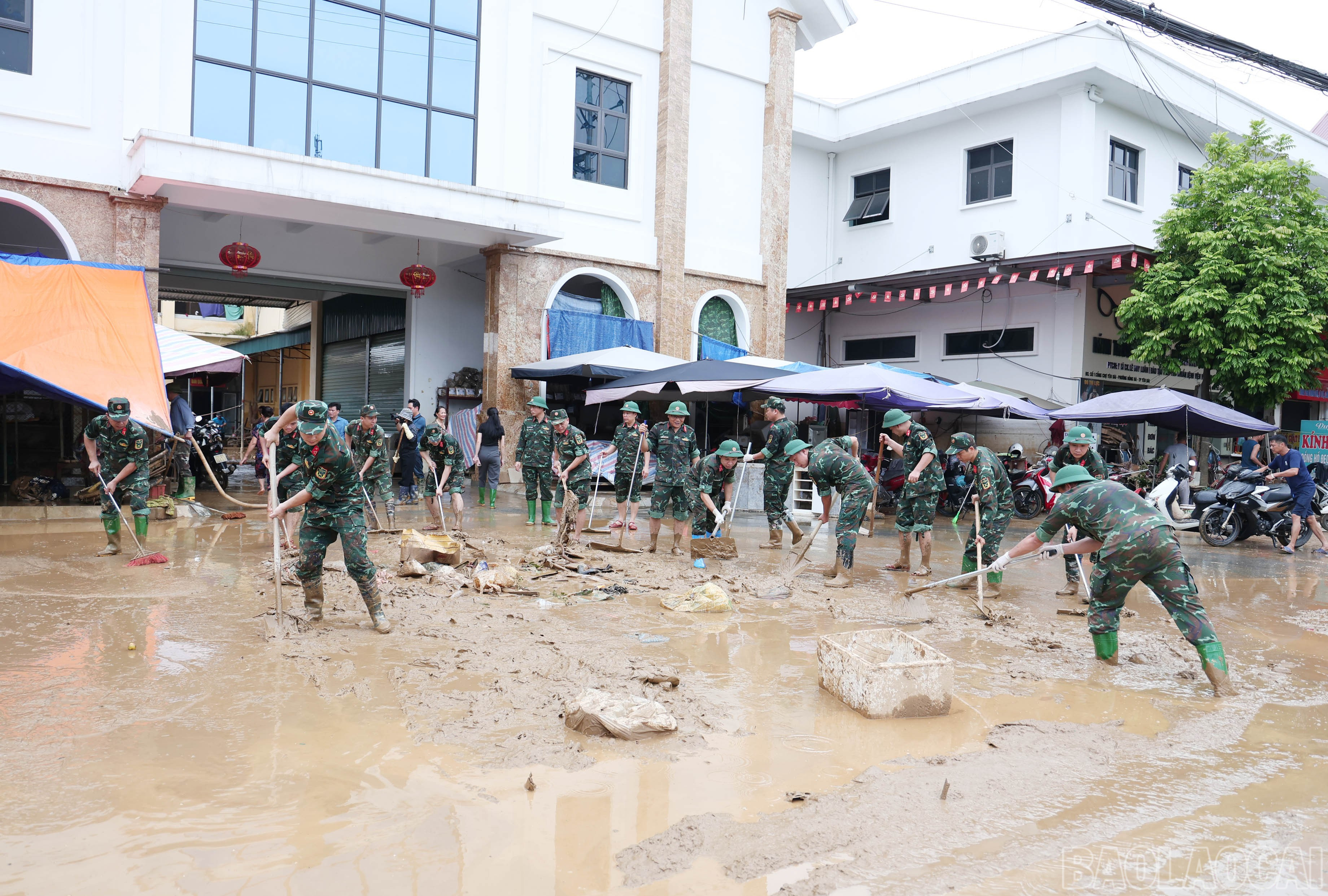 Bộ đội tranh thủ từng phút, tích cực lao động để nhanh chóng hoàn thành công việc. baolaocai-br_img-4311.jpg