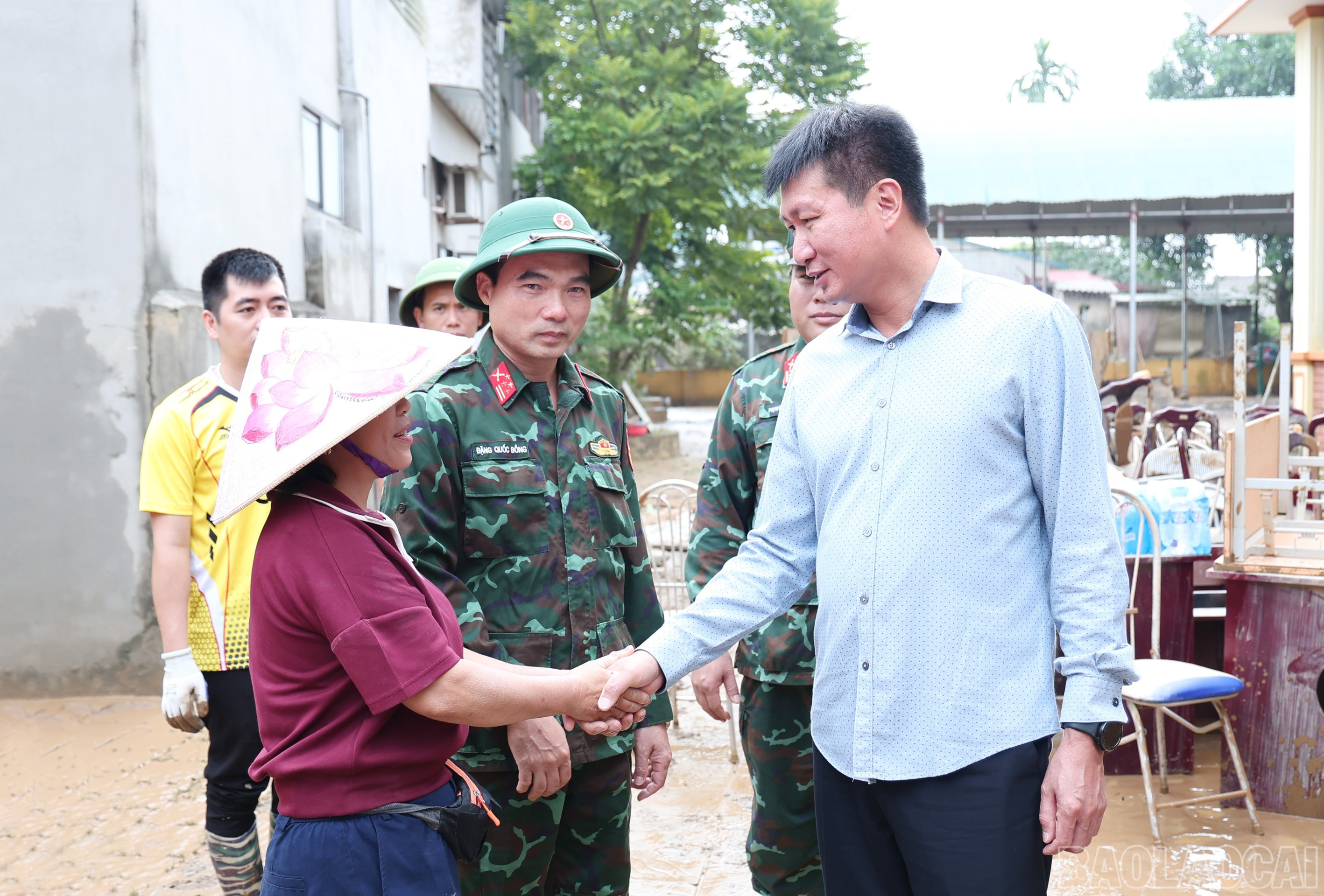 Đồng chí Trần Huy Tuấn – Phó Bí thư Tỉnh ủy, Chủ tịch UBND tỉnh động viên, thăm hỏi tình hình thiệt hại của một số hộ dân trên địa bàn phường Nam Cường. baolaocai-br_img-4213.jpg