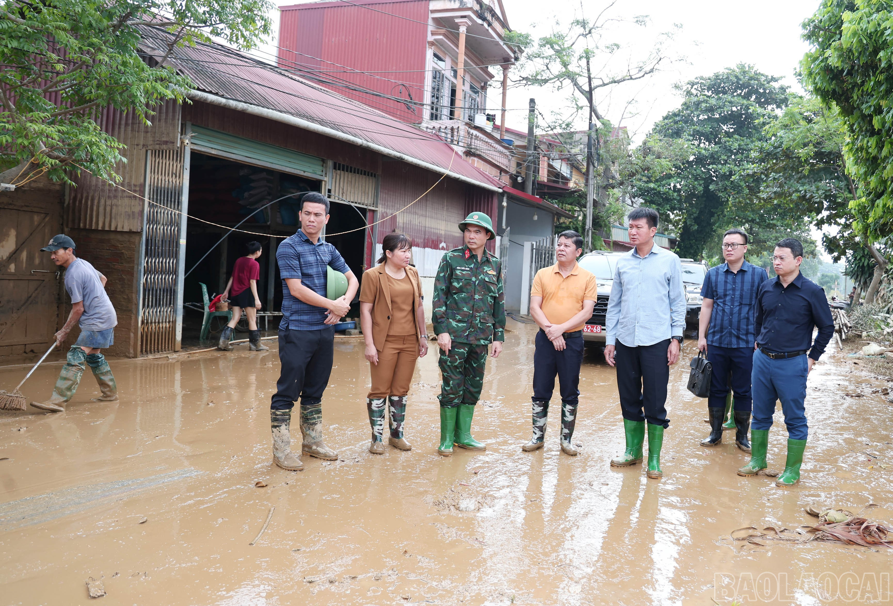 Đồng chí Trần Huy Tuấn – Phó Bí thư Tỉnh ủy, Chủ tịch UBND tỉnh chỉ đạo cấp ủy đảng, chính quyền địa phương và các lực lượng tiếp tục khẩn trương khắc phục hậu quả mưa lũ. baolaocai-br_img-4243.jpg