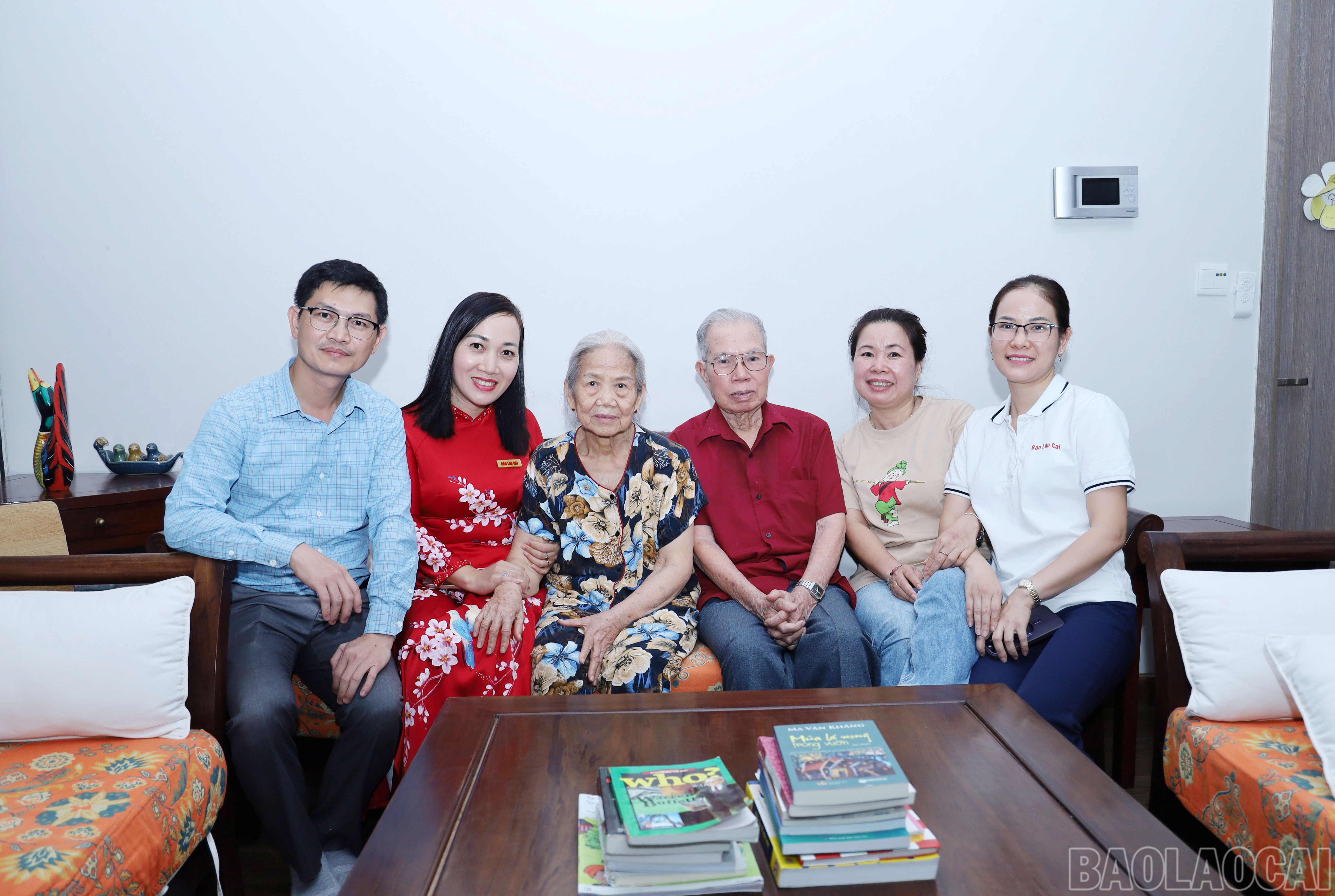 Vợ chồng nhà văn - nhà báo Ma Văn Kháng chụp ảnh lưu niệm cùng Đoàn công tác Báo Lào Cai cuối năm 2024. baolaocai-br_4.jpg
