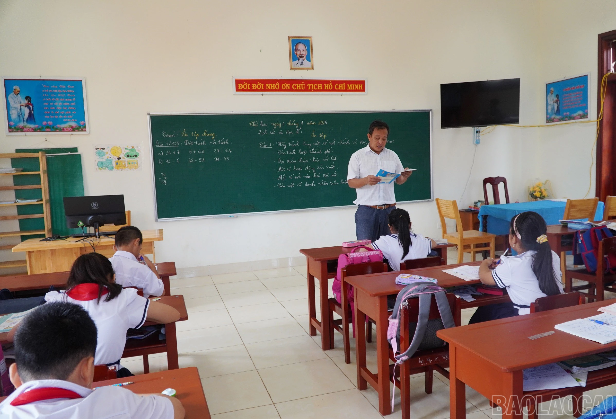 baolaocai-br_5anh-bac-ho-duoc-treo-trang-trong-trong-lop-hoc-o-dao-da-tay-a.jpg