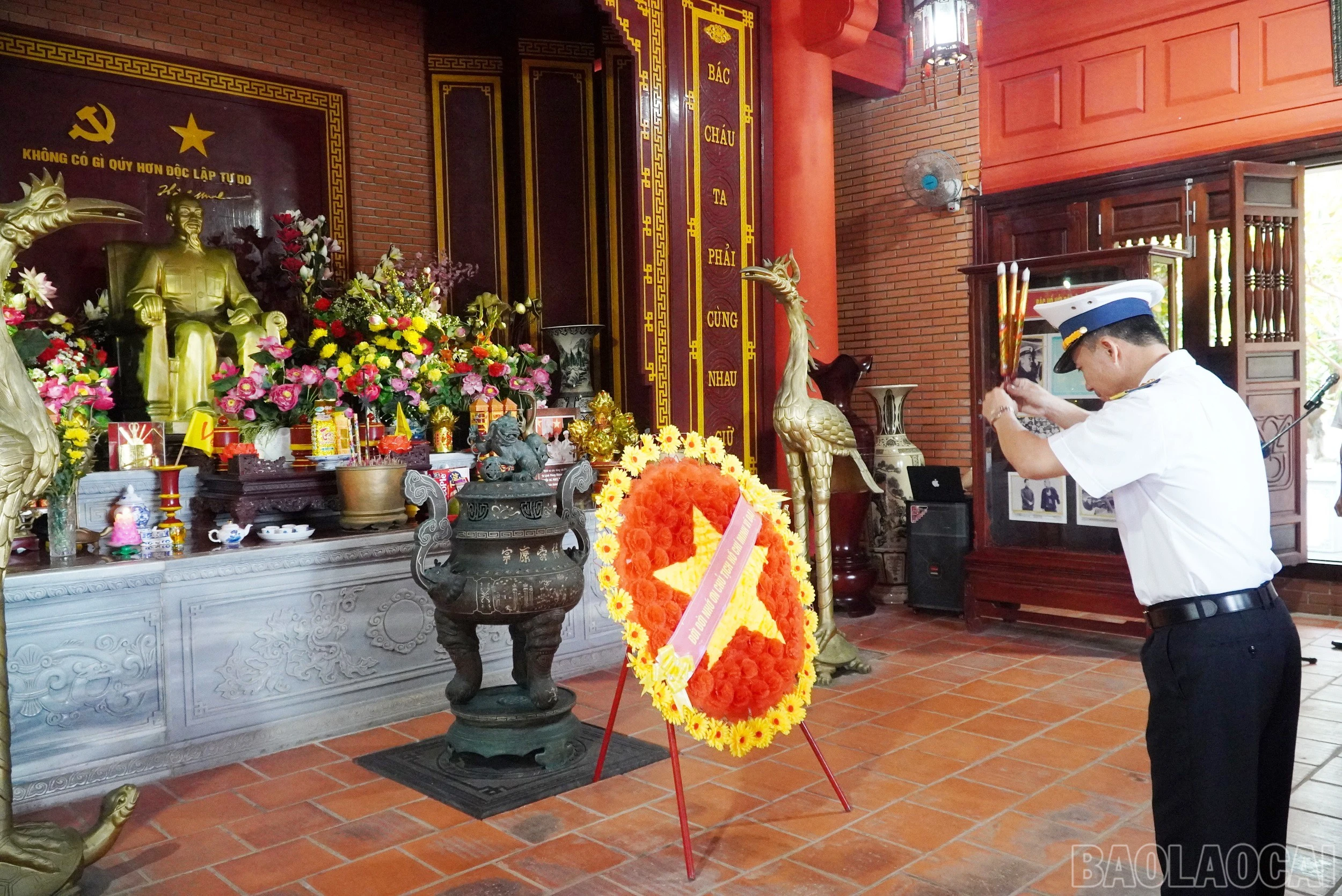 baolaocai-br_2can-bo-chien-si-dang-huong-tai-nha-tuong-niem-bac-ho-tren-dao-truong-sa.jpg
