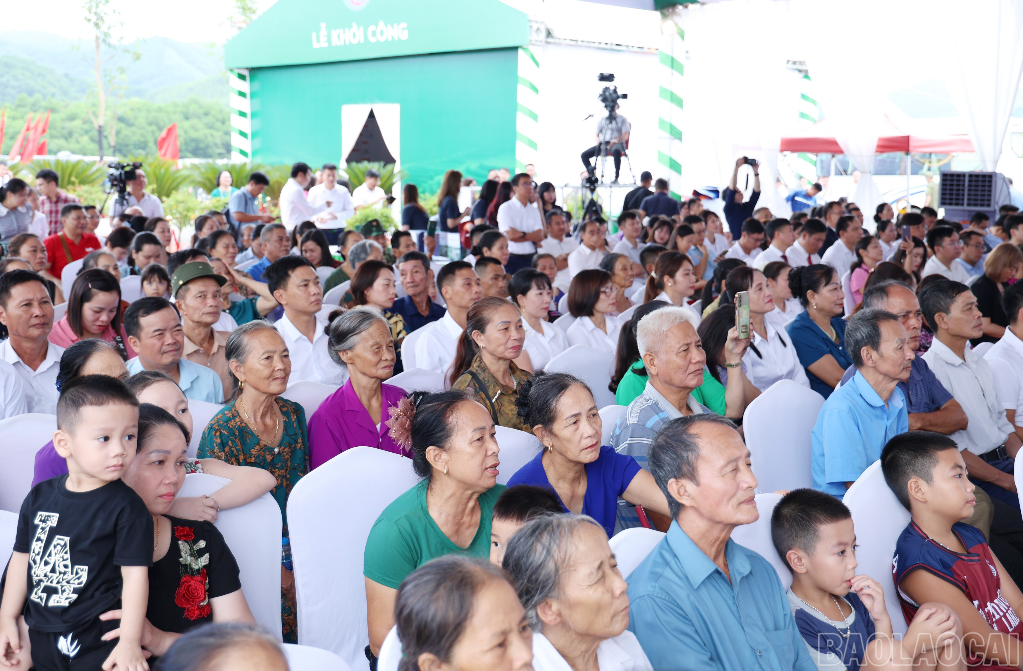 Đại biểu dự buổi lễ. baolaocai-br_img-9628.jpg