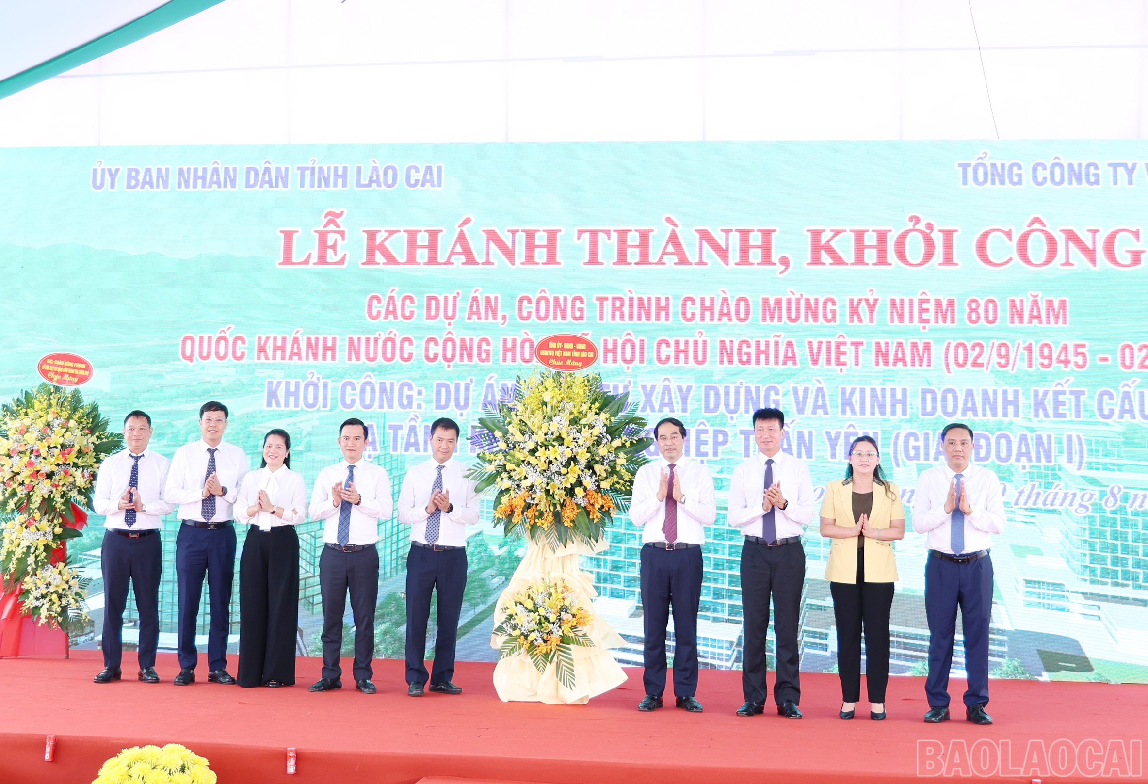 Các đồng chí Thường trực Tỉnh ủy Lào Cai tặng hoa chúc mừng nhà đầu tư. baolaocai-br_img-9731.jpg