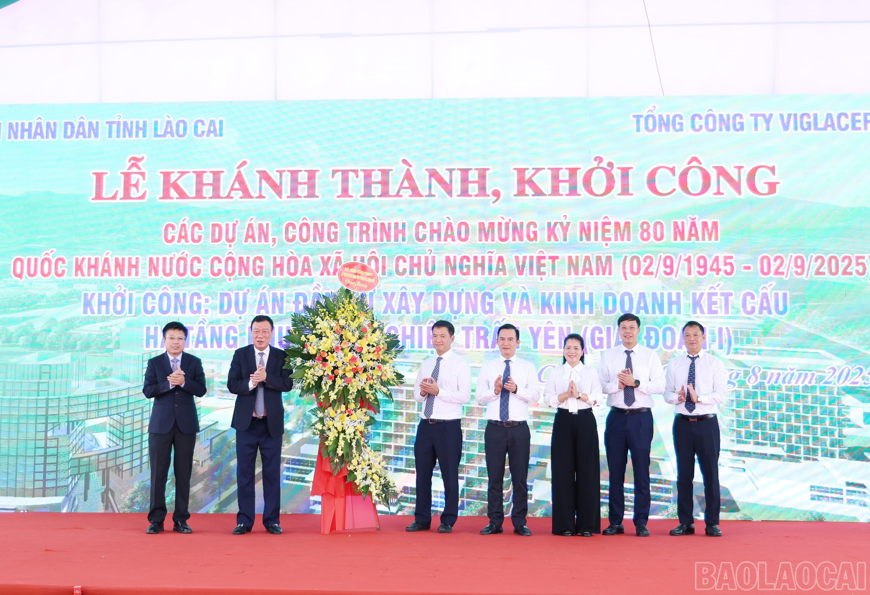 Đồng chí Đoàn Hồng Phong và đồng chí Hồ Sỹ Hùng tặng hoa chúc mừng nhà đầu tư. baolaocai-br_img-9705.jpg