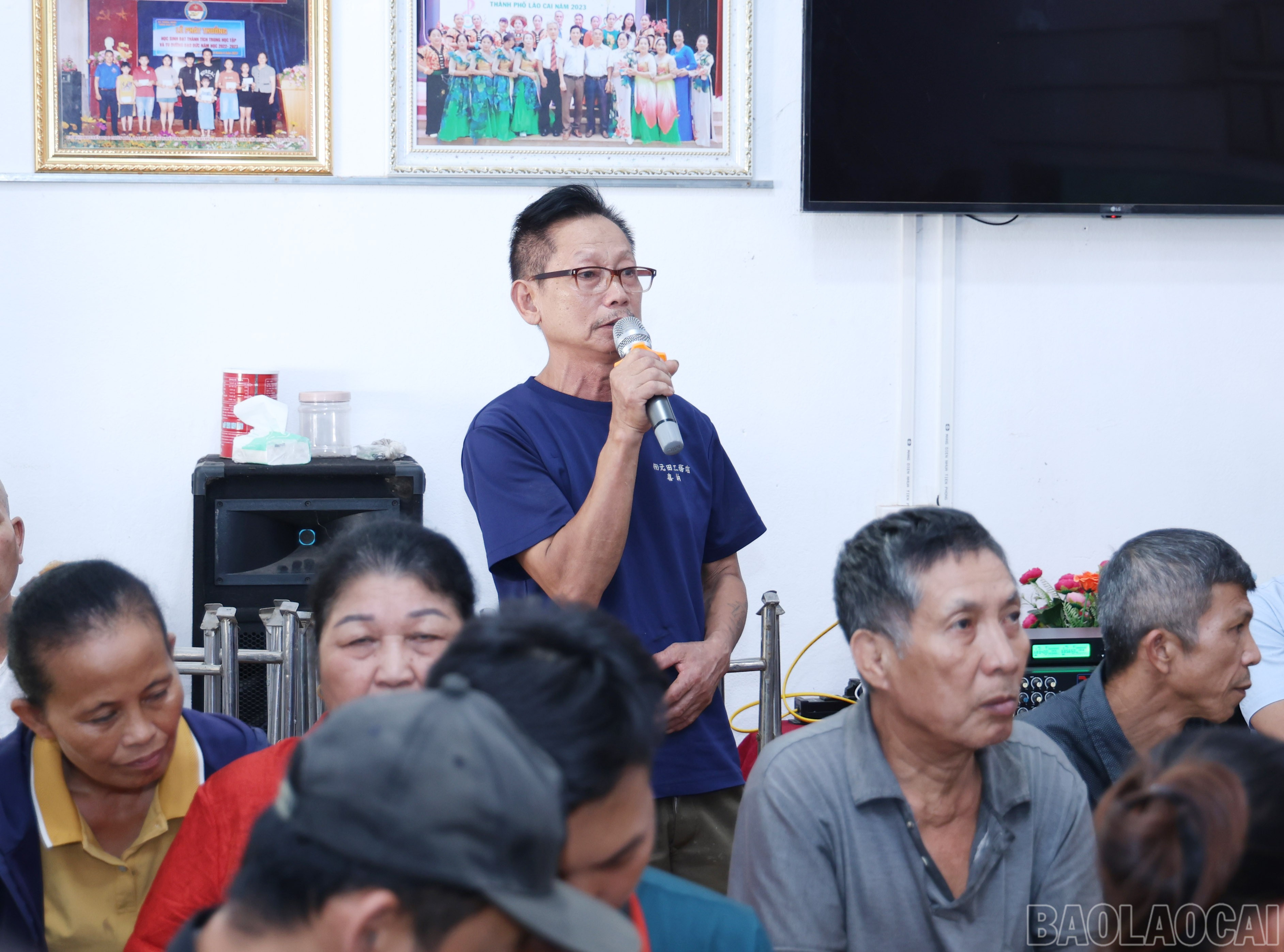 Người dân phát biểu ý kiến tại buổi công bố. baolaocai-br_6801.jpg