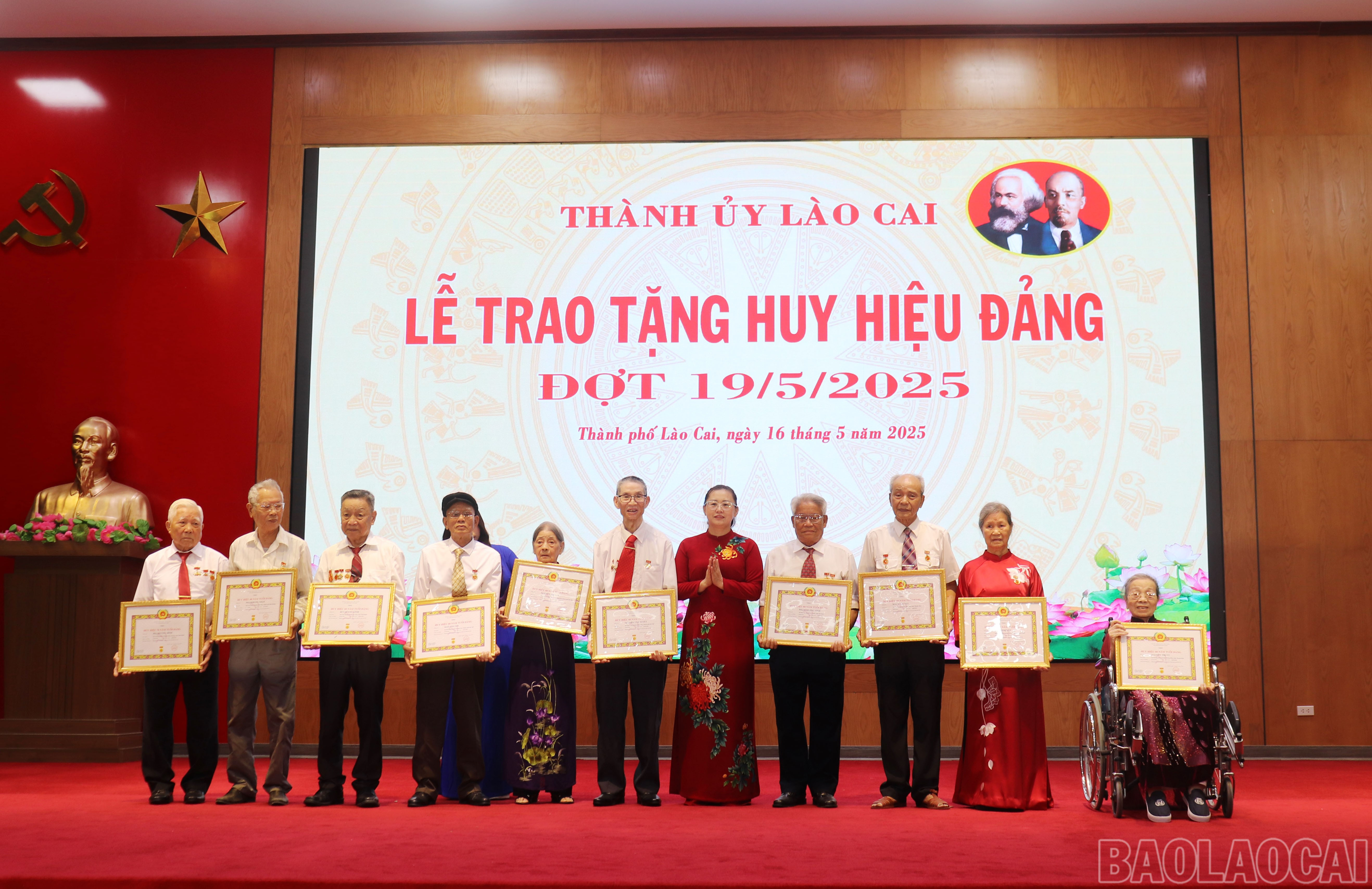 Việc tặng và truy tặng Huy hiệu Đảng hằng năm là sự ghi nhận những cống hiến của Đảng viên. baolaocai-br_1987.jpg